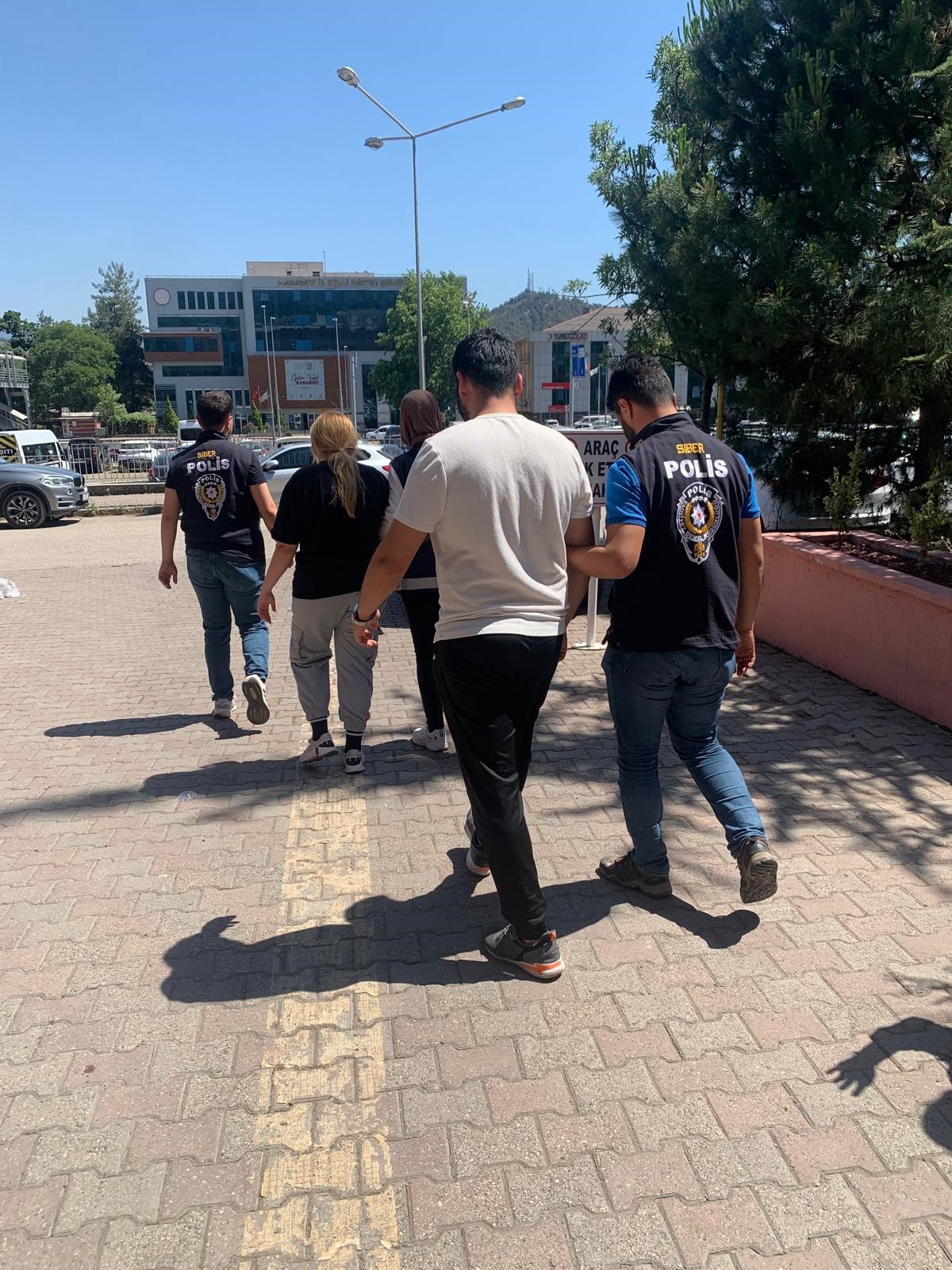 Kripto Varlık Vaadiyle 16 Kişiyi Dolandıran 4 Zanlı Tutuklandı (2)