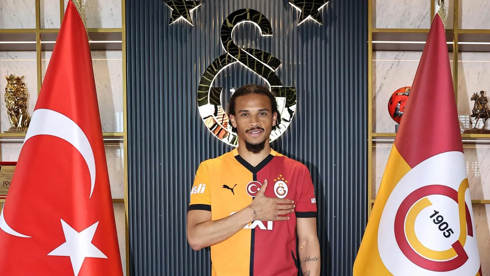 Galatasarayla Galata Kulesinde Leroy Sanenin Gorsel Sovu