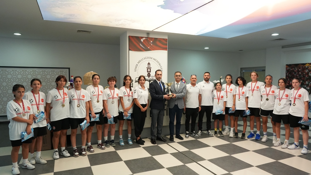 İzmir’in Okulları Türkiye’de Sporda Başarılarıyla Göz Doldurdu İzmir Okulları Futbolda