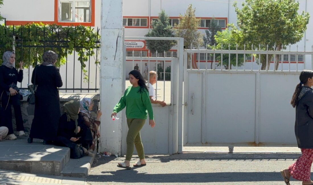 Diyarbakır’da YKS AYT Sınavında Öğrencilere Destek Sınavda Yaşanan İlginç Olaylar