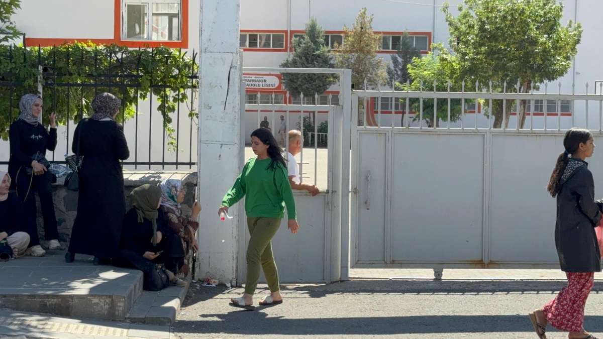 Diyarbakır'da kimliğini kaybeden öğrenci, polisin yardımıyla sınava yetişti