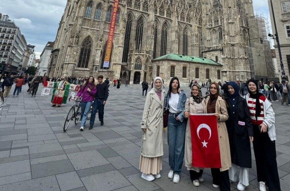 Tavşanlı Lisesi’nden Viyana’ya Eğitim ZiyaretiHaberin BaşlıklarıTavşanlı Lisesi’nden Viyana’ya Eğitim ZiyaretiErasmus+
