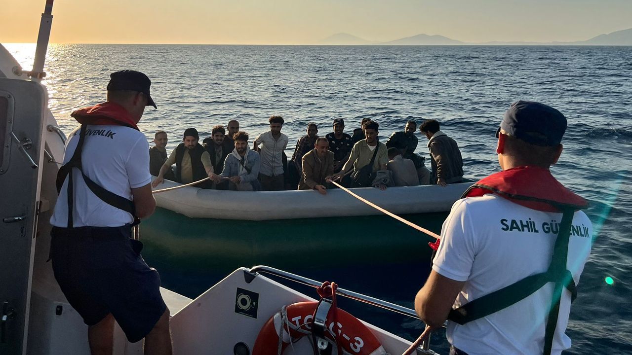 Muğla açıklarında sürüklenen bottaki düzensiz göçmenler kurtarıldı