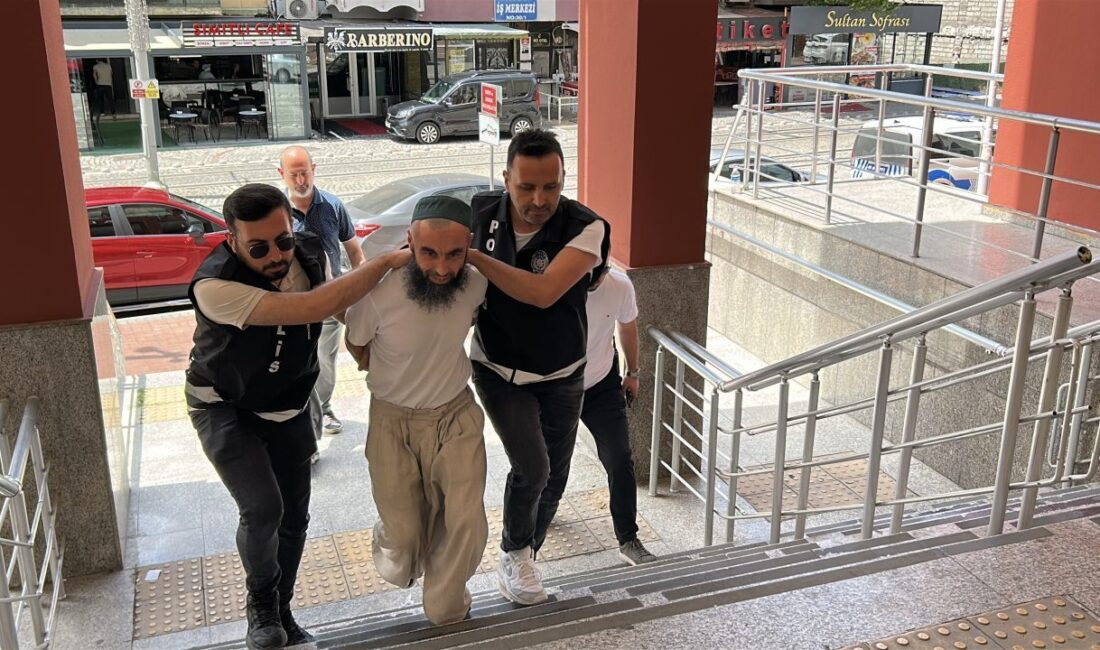 İzmit’te Şok Edici Olay: Çocukların Oyun Topunu Kesti, Atatürk Büstüne