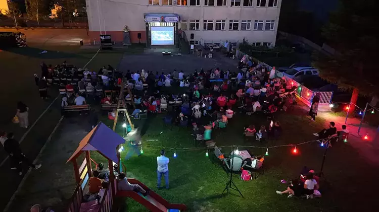 Trabzon’da Akkese İlkokulu ve Ortaokulu’nda Nostaljik Açık Hava Sineması Etkinliği