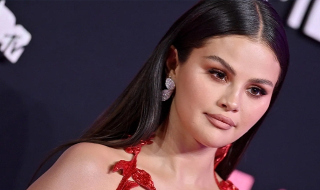 Selena Gomez, "Alex Russo" Karakteriyle Yeniden İzleyici Karşısında Selena Gomez’in