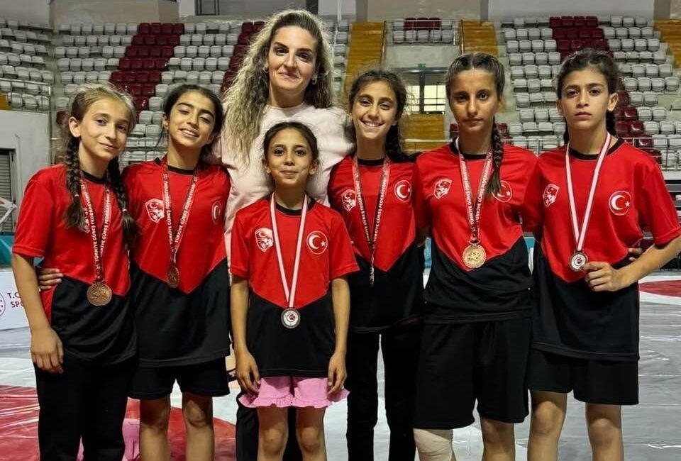 Manisalı Öğrenci Nehir Tekin, Minikler Türkiye Güreş Şampiyonu Oldu Şampiyona