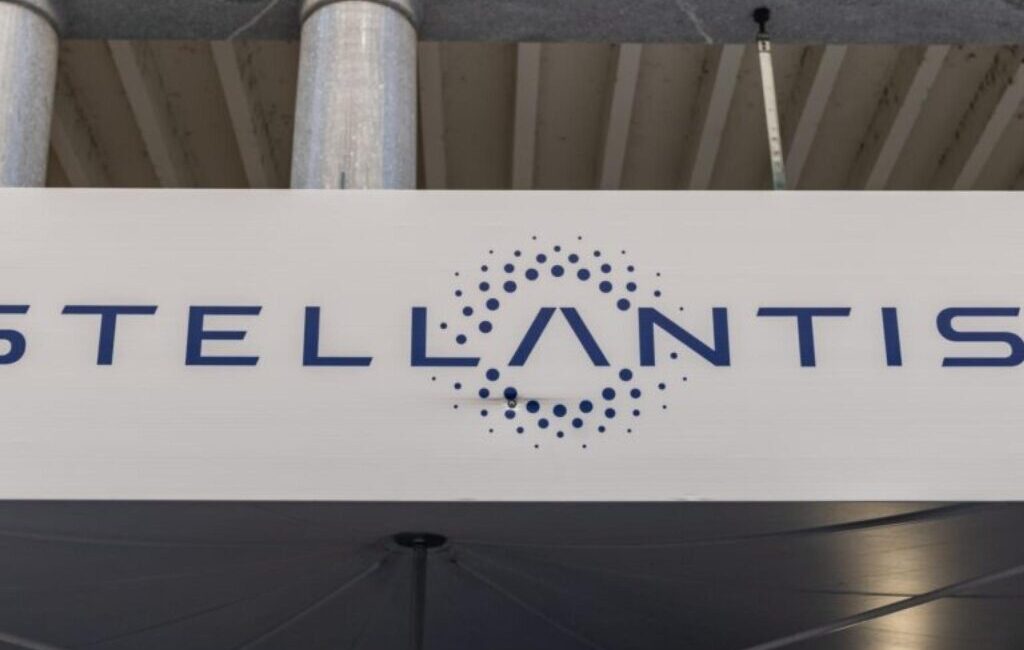 Stellantis, Fiat 500e ile 5 Dakikalık Batarya Değiştirme Teknolojisini Test