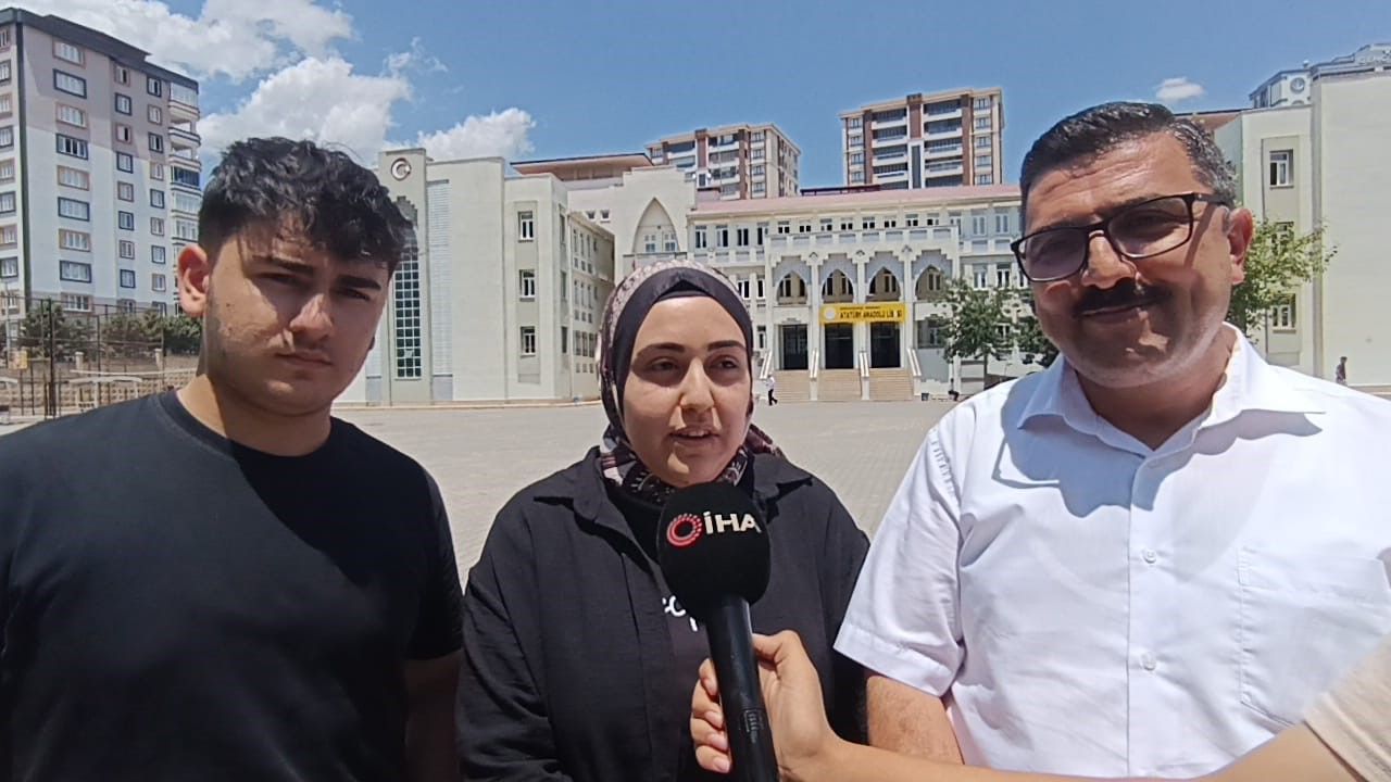 Universite Mezunu Baba Kiziyla Sinifta Oglu Ile Ayni Okulda Sinavda
