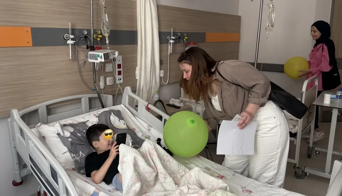 üniversite Öğrencilerinden Minik Hastalara Moral DesteğiHaberin Başlıklarıüniversite Öğrencilerinden Minik Hastalara