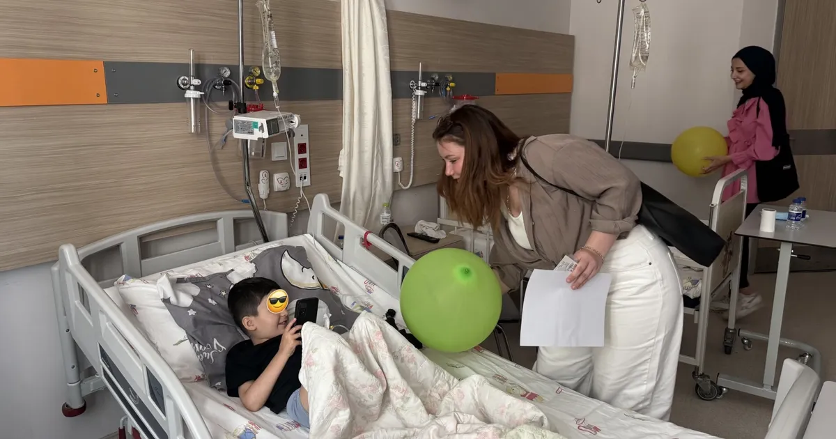 Universite Ogrencileri Kucuk Hastalara Moral Vermek Icin Bir Araya Geldi.webp
