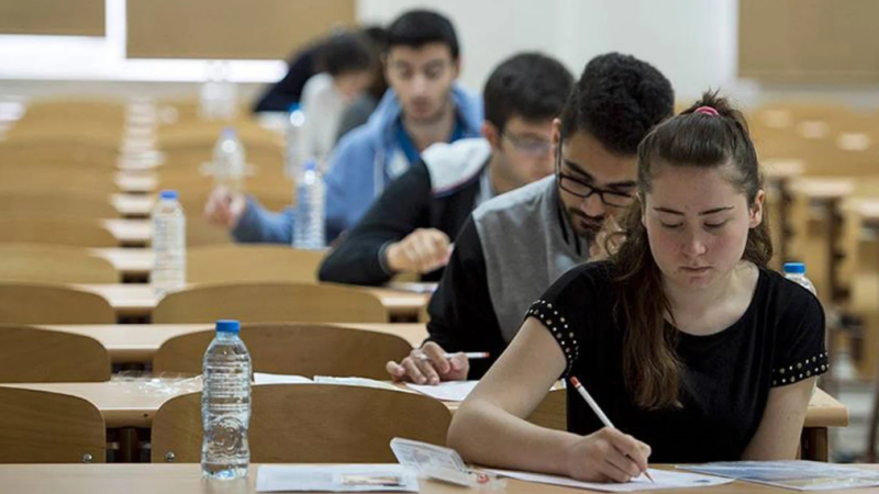 üniversite Başvurularında Düşüş: Gençlerin Umudu Kırıldı Ekonomik Kriz ve üniversite