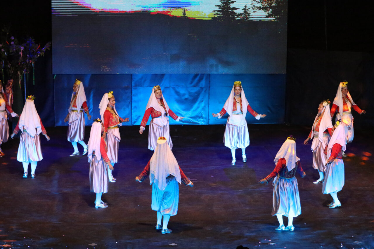  Uşak'ta, 80 öğretmenin yer aldığı Maarif Halk Dansları Topluluğu tarafından