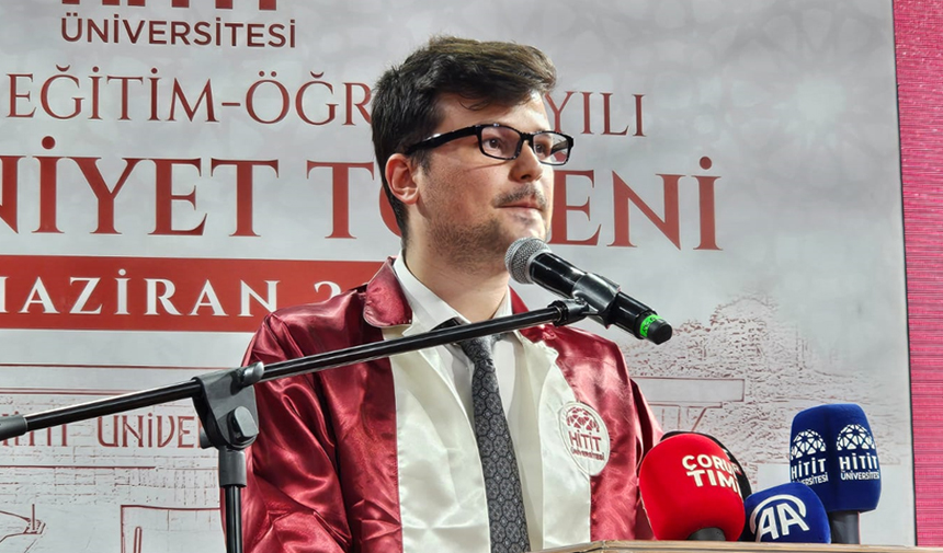 Hitit Üniversitesi 2024-2025 Eğitim Öğretim Yılı Mezuniyet Töreninde Dikkat Çeken