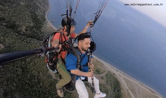 Tekirdağ’da Yamaç Paraşütü İle Klarnet Çalan Müzisyen: Eşsiz Bir Deneyim