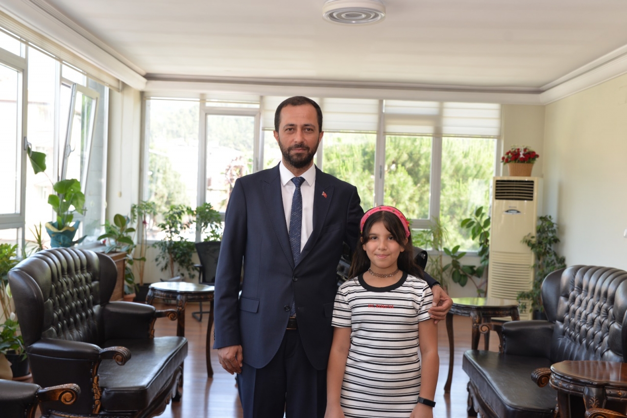 Yayladağı’nda Başarıya Teleskop Hediyesi: Öğrenci Uzay Yüzünden Ödüllendirildi Sınavda Öne