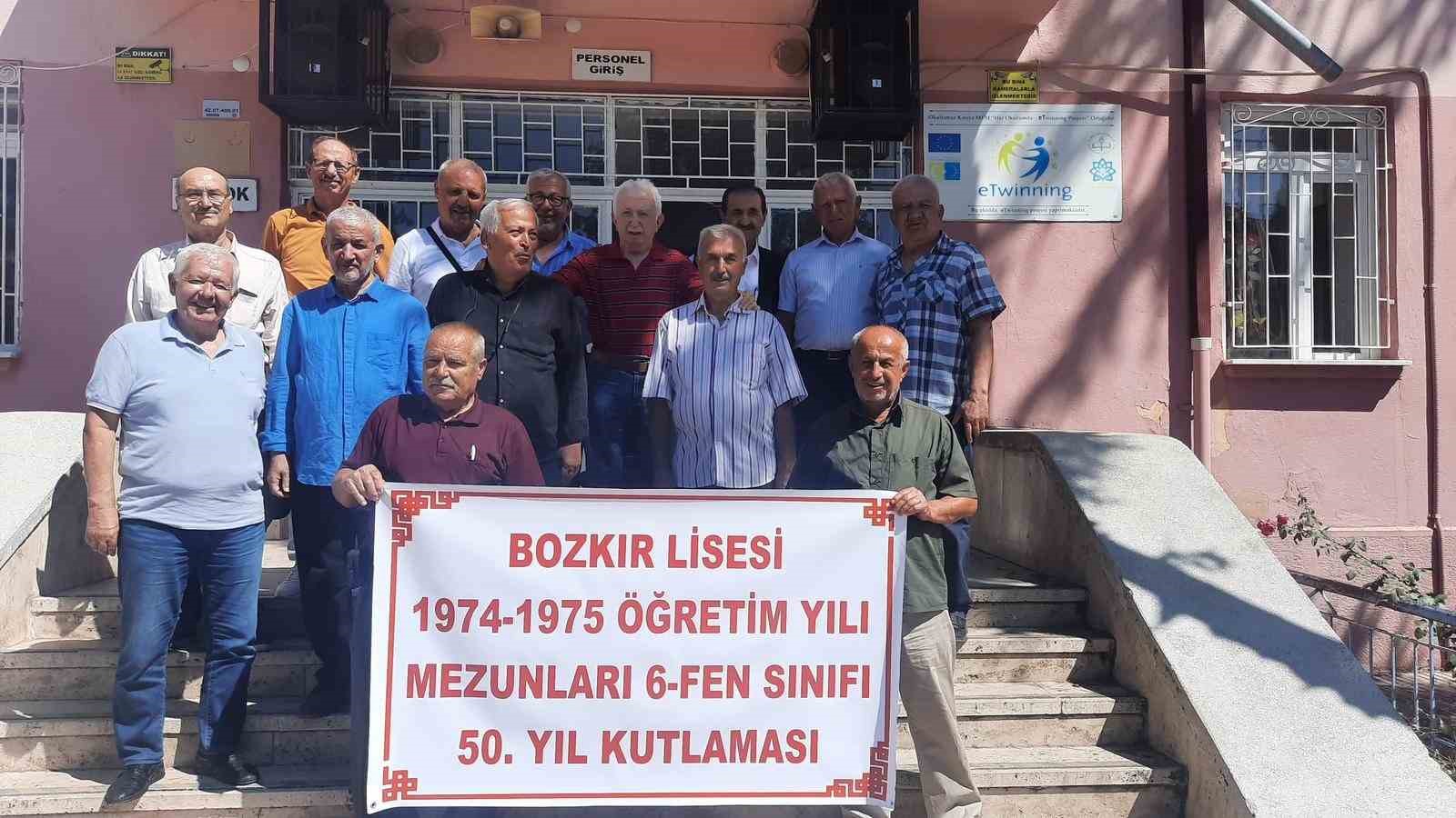 1753873411 50 Yil Sonra Okulda Bulusan Mezunlar Sinav Anilarini Paylasti