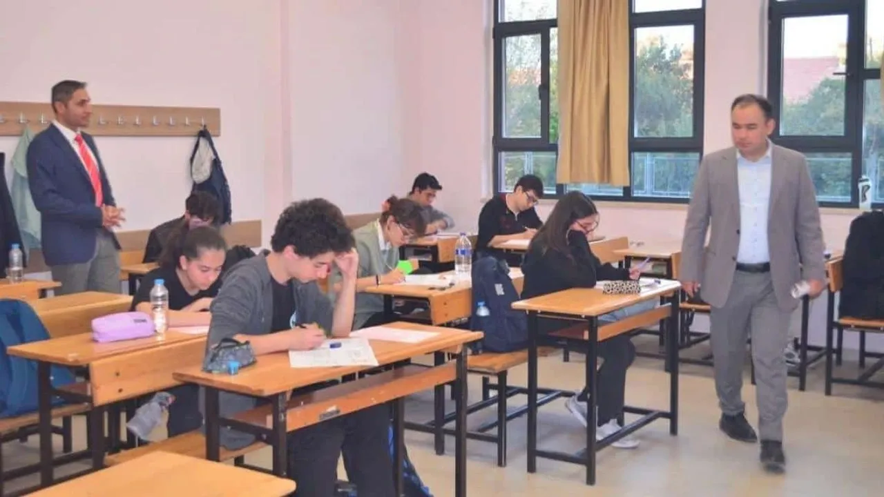 Afyondan 33 Ogrenci Sinavda Ilk 20 Binde Veli Toplantilari Bekleniyor.webp