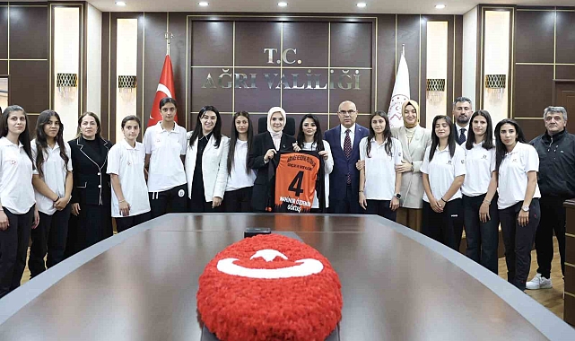 Ağrı Aile ve Sosyal Hizmetler Kadın Futbol Takımı, Bakan Göktaş