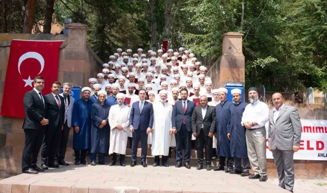 Bitlis’te Hafızlık Eğitimi Tamamlayan Öğrenciler İçin İcazet Töreni Düzenlendi Ahlat’ta