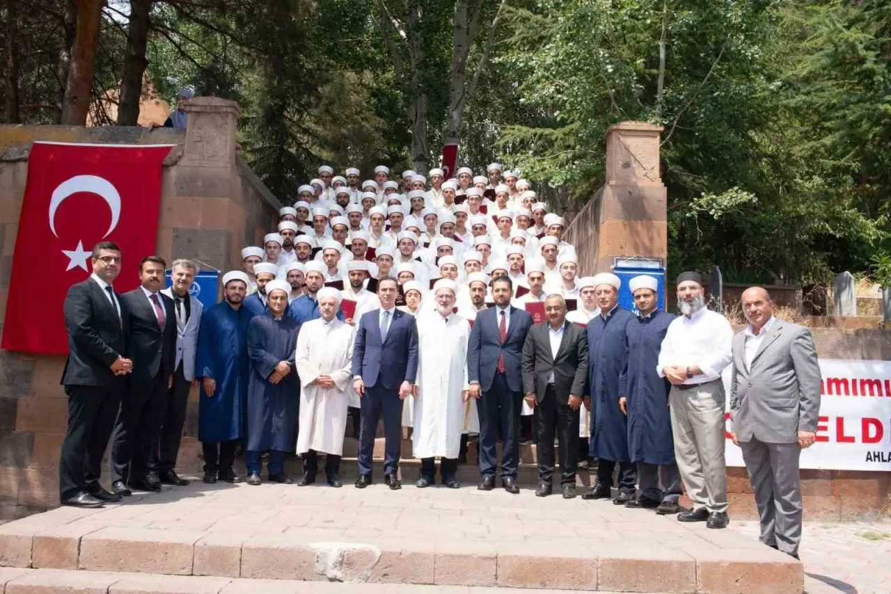 Ahlatta 83 Hafiz Ogrenci Mezun Oldu Yeni Firsatlar Sizleri Bekliyor.webp