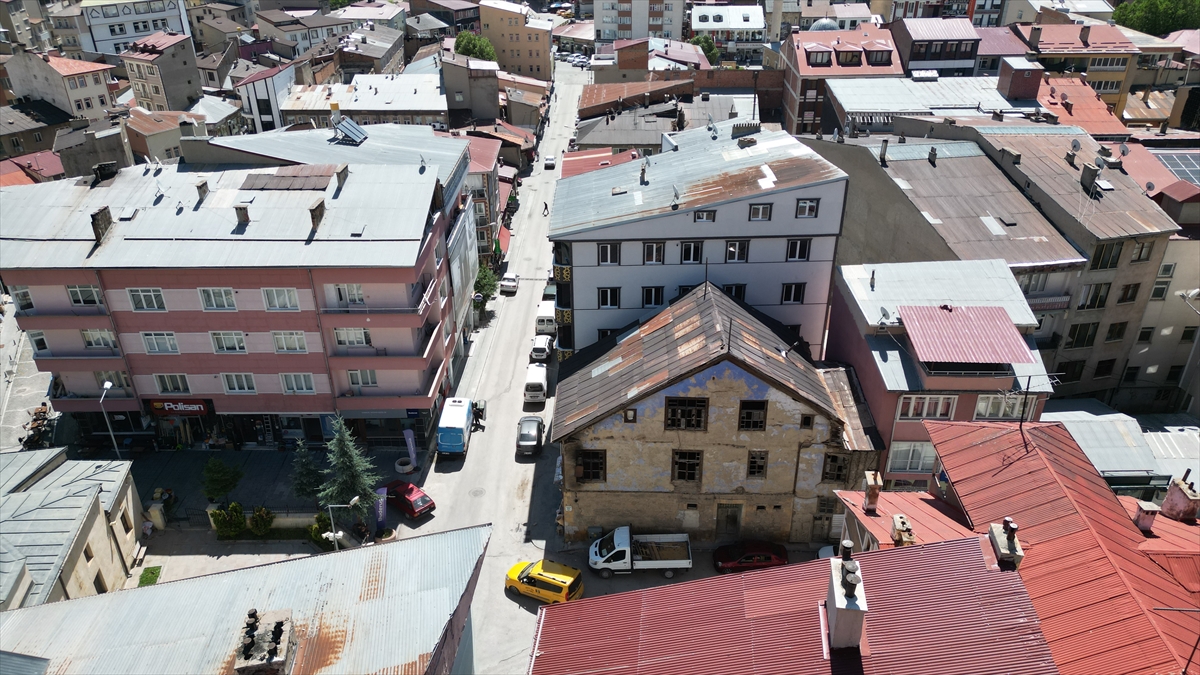 Emekli öğretmen, baba yadigarı marangozluğu asırlık binada sürdürüyor