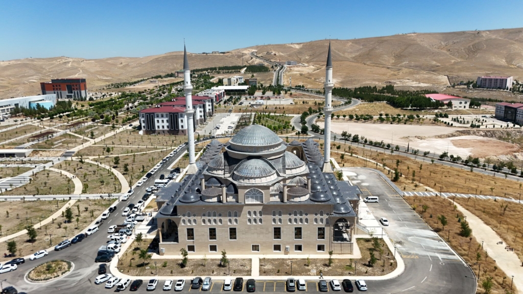 Batman Üniversitesi’nde Modern ve Gelenekselin Buluştuğu Camii Açılış İçin Gün