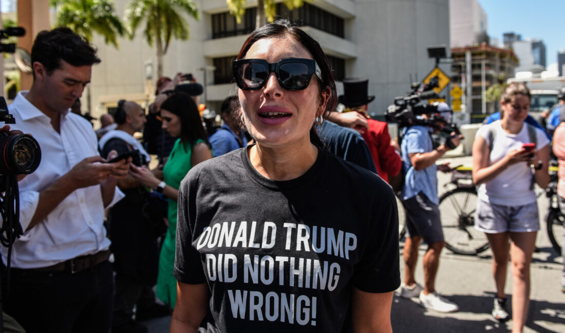 Laura Loomer: Far-Right Populizmin Tehlikeli Yüzü Donald Trump ve Jeffrey