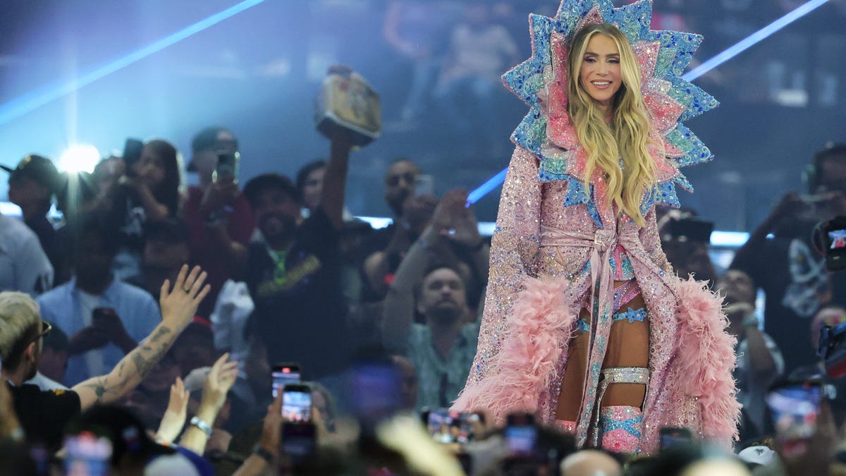 Charlotte Flair WWE Yildizi Olarak Rahatlayip Egleniyor