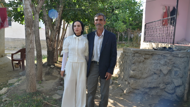 Muş’ta 60 Yaşındaki Baba, Kızını Çiçeklerle Karşıladı: Çimen Gülen YKS’de