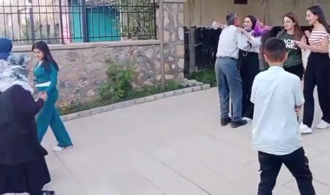 Muş’ta YKS Çıkışında Babası Tarafından Çiçekle Karşılanan Çimen Gülen’den Başarı
