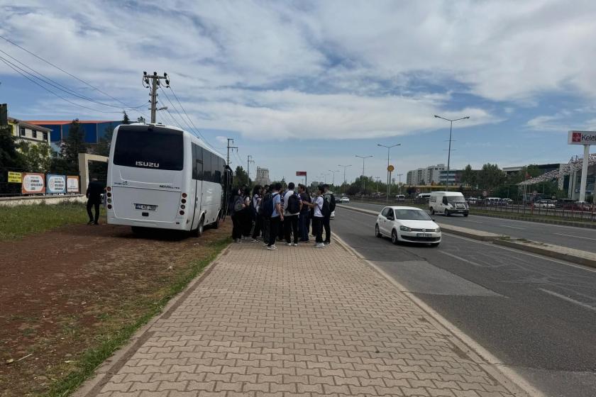 Diyarbakır’da Öğretmen Değişiklikleri Nedeniyle Öğrencilerden "Öğretmenime Dokunma" Eylemi Eğitim Bakanlığı’nın