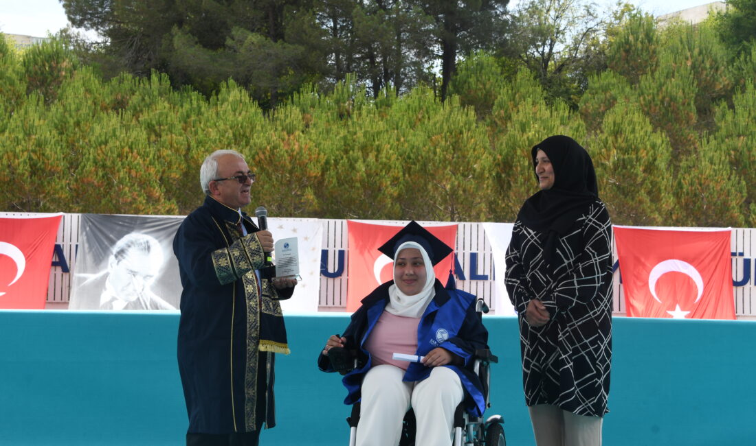 Engelleri Aşan Azim: Şeymanur Bahadır’ın Mezuniyet Hikayesi İslam İktisadı ve