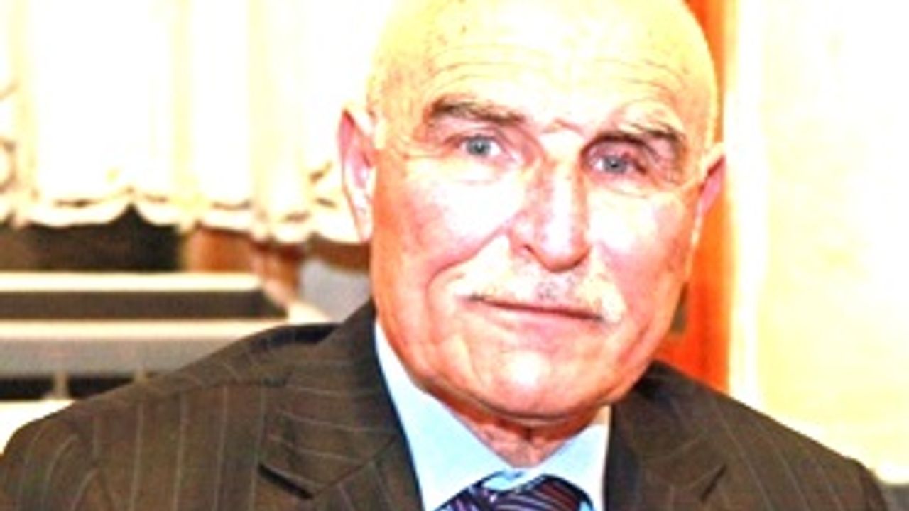Emekli Ogretmen Bekir Bitmez MEB Yonetmelikleriyle Anildi