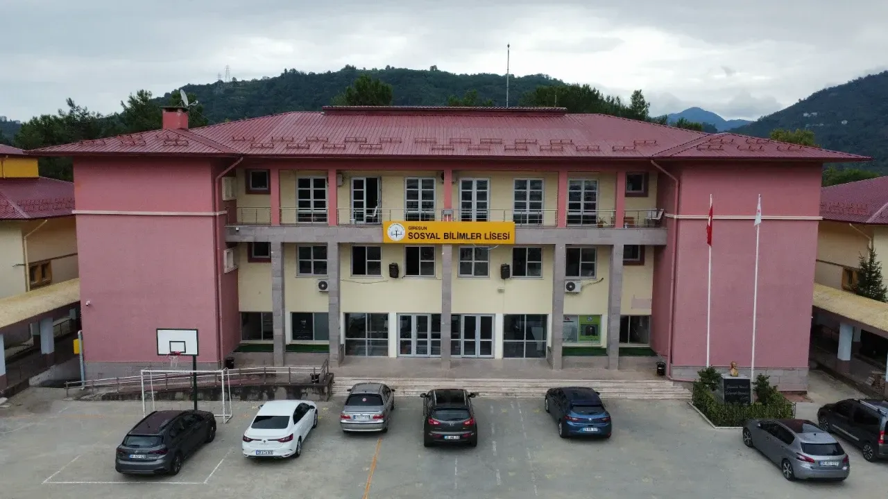 Giresun Sosyal Bilimler Lisesinde YKSde Ilk 1000e Giren Ogrenciler.webp