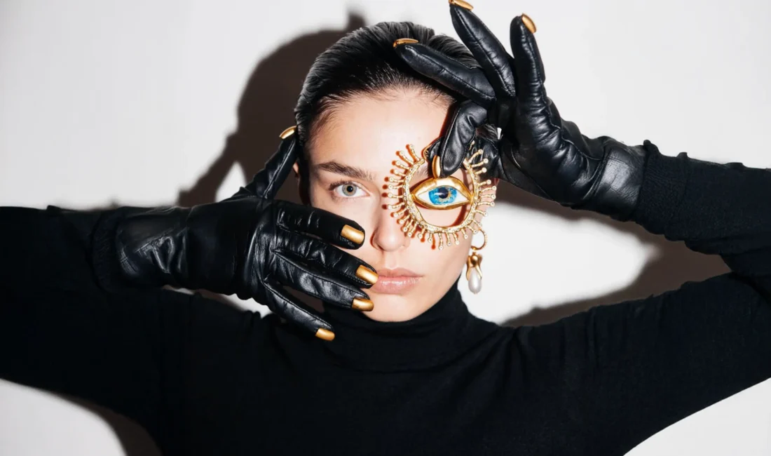 V&A’da Moda ve Sanatın Büyüleyici Buluşması: "Schiaparelli: Fashion Becomes Art"