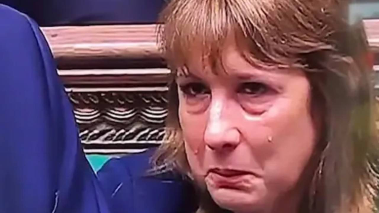 Ingiltere Maliye Bakani Duygusal Anlar Yasadi Gozyaslarina Hakim Olamadi