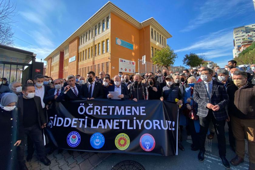 İstanbul Ümraniye’deki Ortaokulda Eğitimciye Yönelik Şiddet Protesto Edildi Eğitimciler için