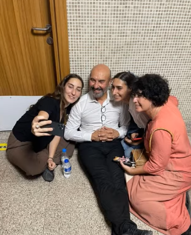 Tunç Soyer'in Ailesiyle Birlikte Çekilen Fotoğrafı