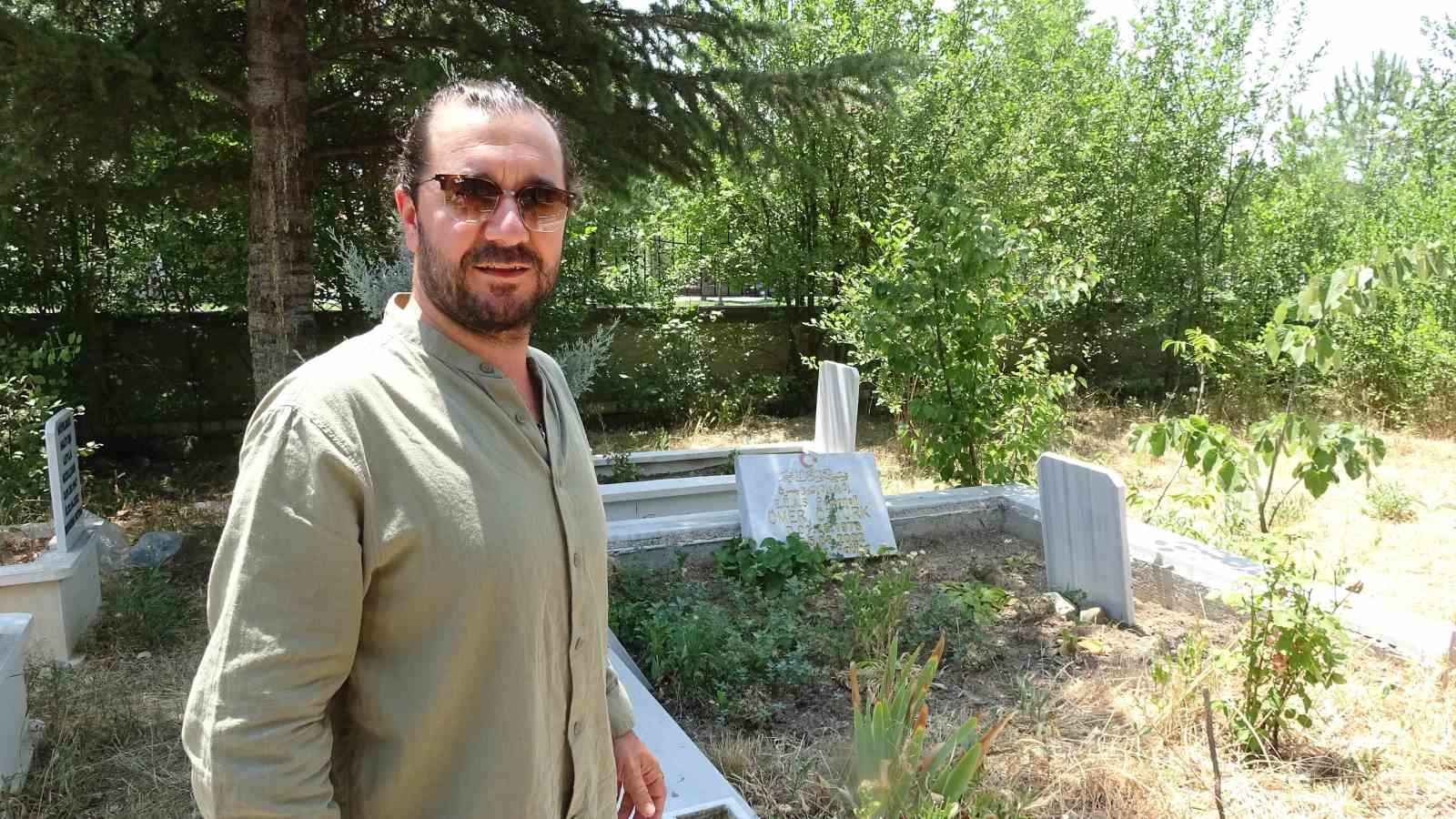 Tatil Oncesi Devamsizlikla Sinav Heyecani Mezarlikta Siradisi Karga