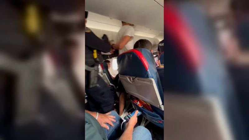 Yolcu Uçakta Acil İniş Yaptı: Kapıyı Açmaya Çalıştı Cedar Rapids’te