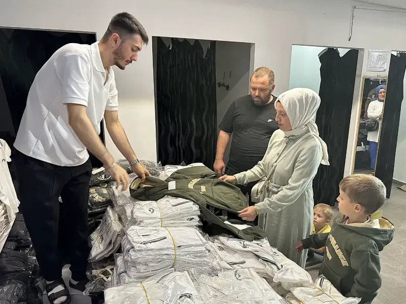 Veli ve öğrenciler okul kıyafeti için alışverişte