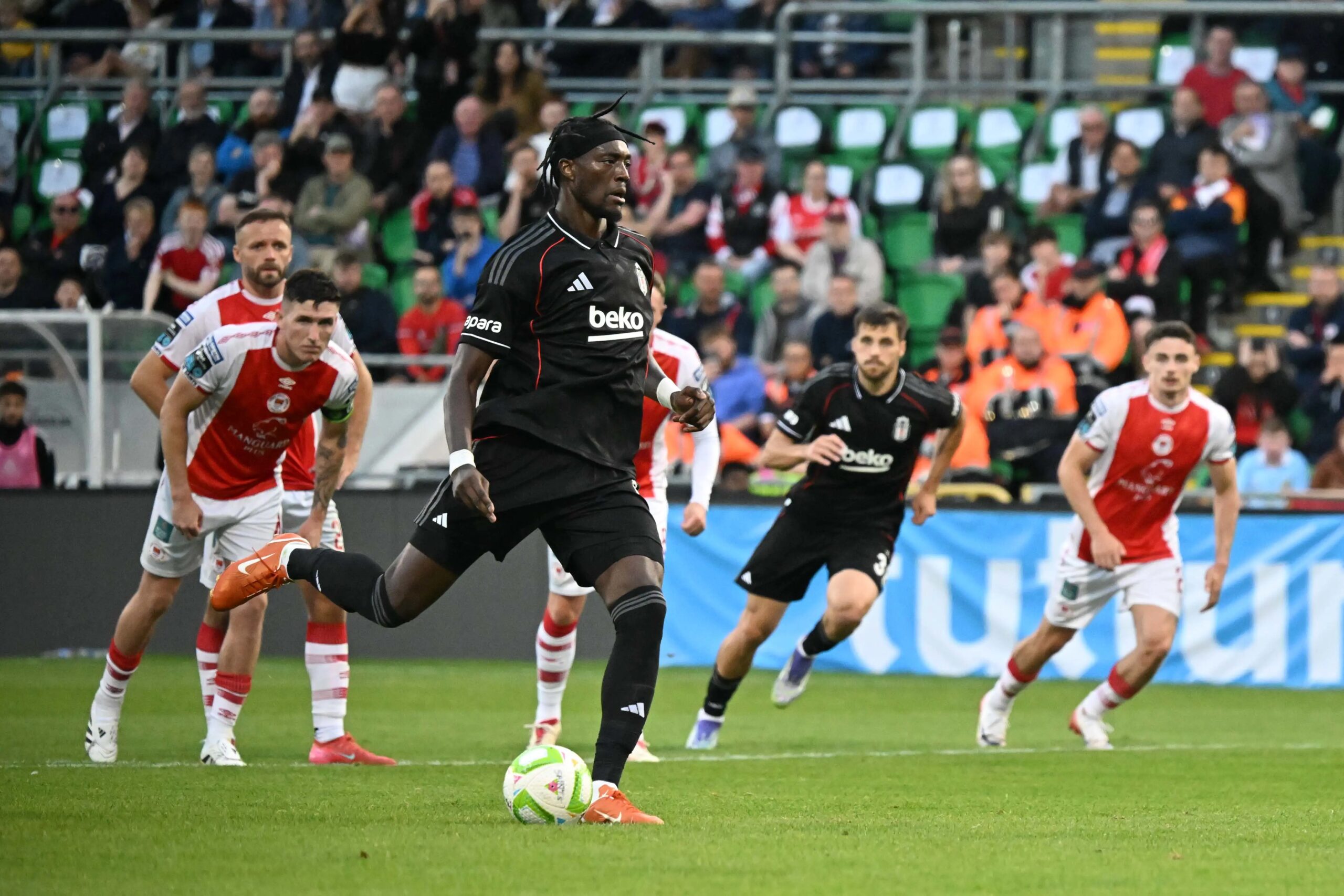 Zaha sosyal medya hesabından yayınladı: "Galatasaray'daki dönemimle ilgili konuşacağım"