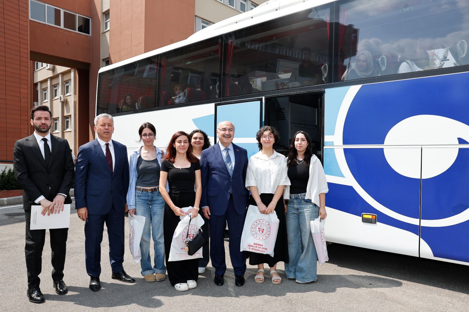 Kız öğrenciler kamp için yola çıkıyor