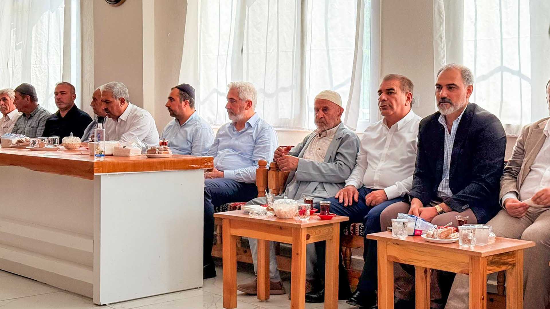Ak Parti İle Eğitim Gündemi: Ensarioğlu ve İler Bismil'de Taziye Ak Parti Diyarbakır Milletvekili Ensarioğlu ve İl Başkanı İler, Bismil’de Taziye Ziyaretinde