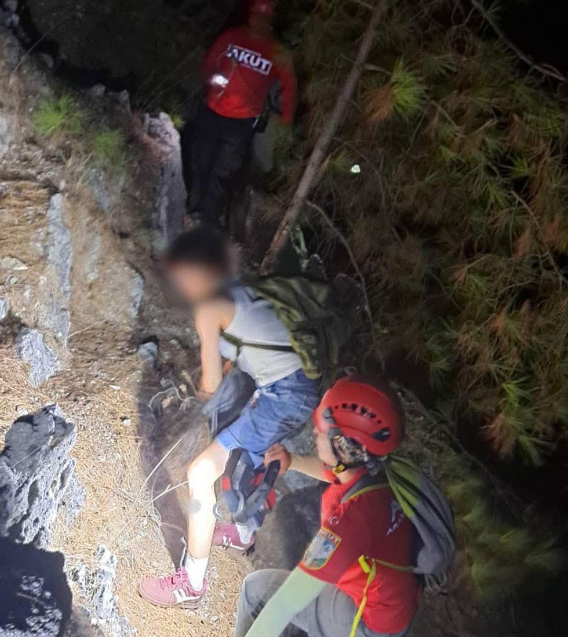 Alanya Kalesinde Mahsur Kalan 3 Ogrenci Kurtarildi Burs Alarmi