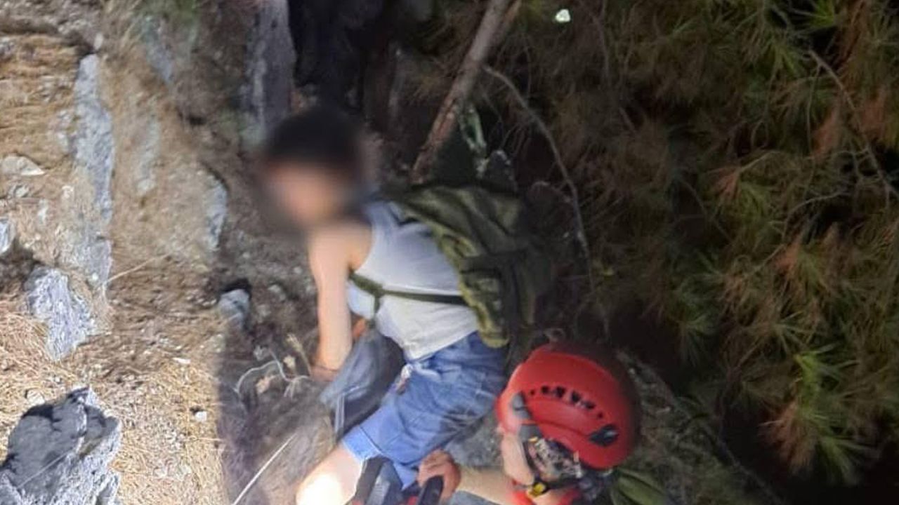 Alanya’da Kalede Mahsur Kalan Üç Üniversite Öğrencisi Kurtarıldı Alanya Kalesinde