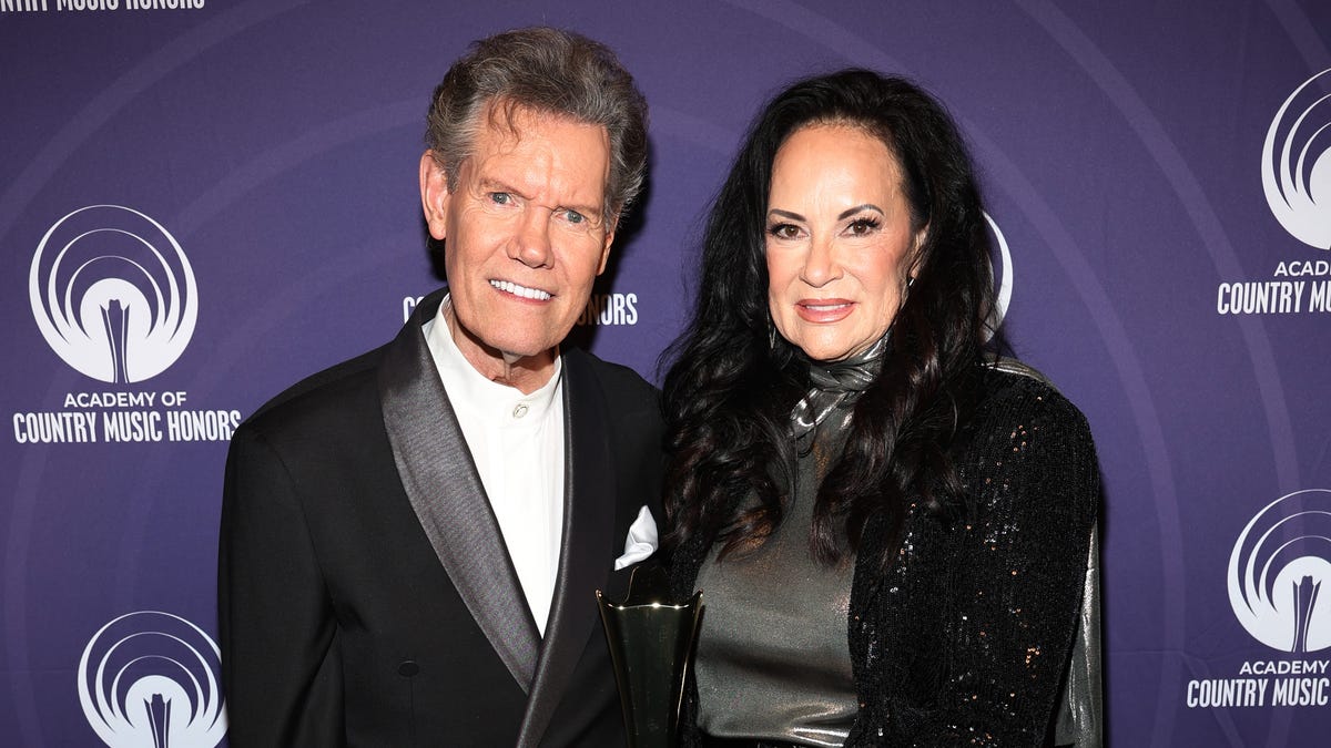 Randy Travis’ün Eşi Mary, Sanatçının Hayatta Kalma Mücadelesini Paylaşıyor Hayat