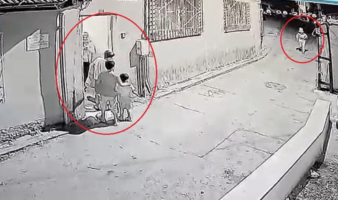 Bursa’da Palyaço Kıyafetli Kişi Paniğe Neden Oldu! Sokakta Bıçakla Çocukları