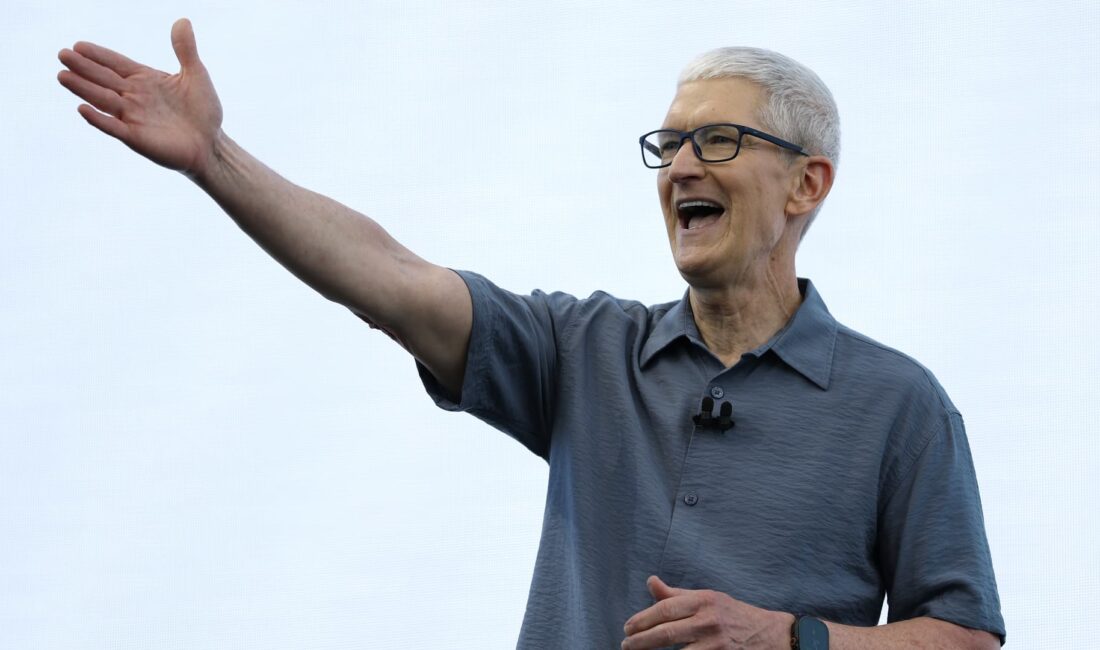 Apple, ABD Yatırımlarını Artırıyor: Tim Cook ve Trump Oval Ofis’te